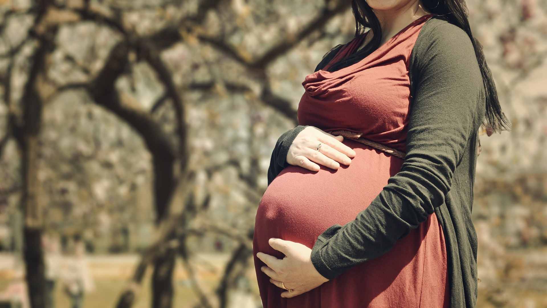 Pregnant & Your Stomach Feels Tight? Here’s Why!